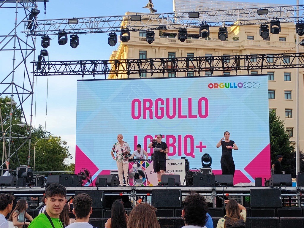 SomosHarmon's tweet image. Estilamos el amarillo pero vivimos toda la gama cromática.
Nuestro @gerloplop como maestro de ceremonias en el Orgullo LGTBIQ+ en Madrid:
"¡Alzad vuestra pluma orgullosa frente a quienes niegan derechos y propagan odio, discriminación y violencia!"