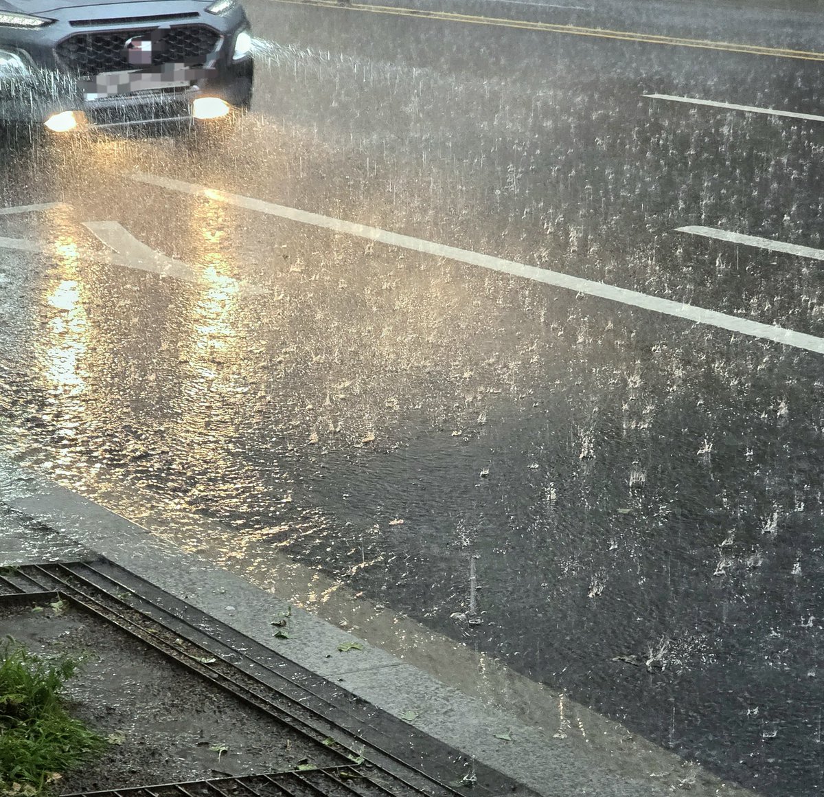 퇴근길 빗방울이 하도 거세서 찍어 보았다.