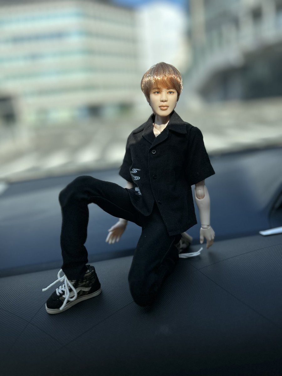sLiqmqjkQNZ1ZqF's tweet photo. 映画鑑賞🎬
マテルジミンさんはポップコーン🍿を持って…
#btsdoll
#matteldoll https://t.co/JkUV5Y7Zle