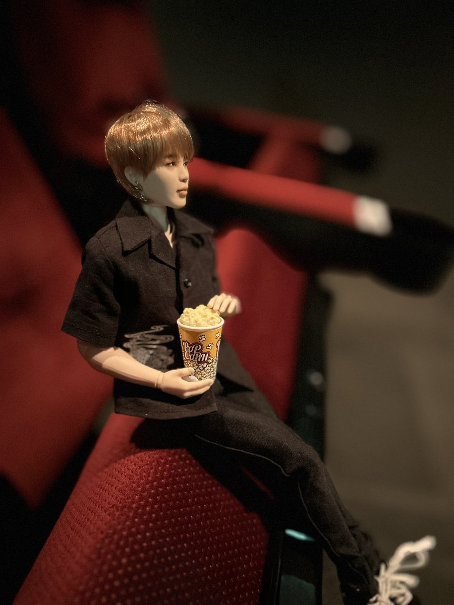 sLiqmqjkQNZ1ZqF's tweet photo. 映画鑑賞🎬
マテルジミンさんはポップコーン🍿を持って…
#btsdoll
#matteldoll https://t.co/JkUV5Y7Zle