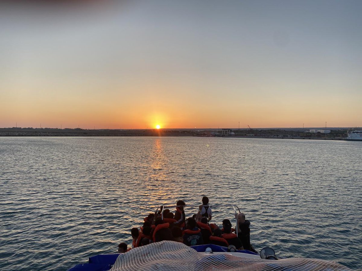 Nelle notte del 7 luglio #Aurora ha soccorso 52 persone da un barchino in difficoltà. Le autorità italiane ci hanno assegnato Pozzallo come porto di sbarco, costringendo le persone ad un inutile giorno in più di viaggio. La scorsa notte sono finalmente tutte sbarcate.