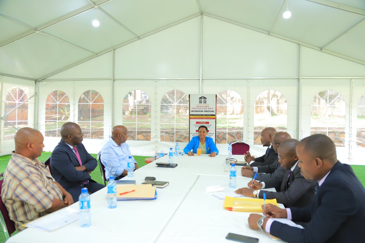 FlorenceNyiram1's tweet image. This afternoon, Col. @edthnaka engaged KCCA Directors @KCCAUG and @GETWELLPHARMACY leadership to accelerate the pharmacy’s development plans in Mulago. The meeting focused on aligning with KCCA standards to support private healthcare investment.
#EmpoweringInvestors