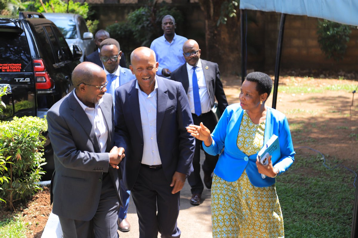 FlorenceNyiram1's tweet image. This afternoon, Col. @edthnaka engaged KCCA Directors @KCCAUG and @GETWELLPHARMACY leadership to accelerate the pharmacy’s development plans in Mulago. The meeting focused on aligning with KCCA standards to support private healthcare investment.
#EmpoweringInvestors