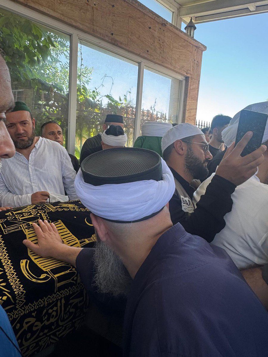 Cübbeli Ahmet Hoca, Şûrâ-i Müceddidiyye'den Hüseyin Avni Hocaefendi, Muhammed Yelkenci Hocaefendi, Muhammed İslamoğlu Hocaefendi, Ömer Mahmudoğlu Hocaefendi, Mustafa Ekin Hocaefendi, Fatih Kalender ve Adem Ulaş Hocaefendilerle birlikte Mahmûd Efendi Hazretleri'mizin kadîm