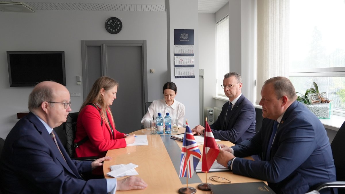 Šodien atvadu vizītē pie iekšlietu ministra R. Kozlovska ieradās Apvienotās Karalistes vēstnieks Latvijā Pols Bramels. Tika pārrunātas drošības aktualitātes, kā arī ministrs pateicās vēstniekam par veiksmīgo  sadarbību un novēlēja veiksmi turpmākajās gaitās.