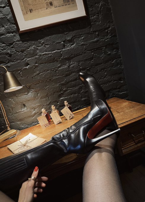 Watch Mistress Alessa's leaked NSFW photo on TwXstars