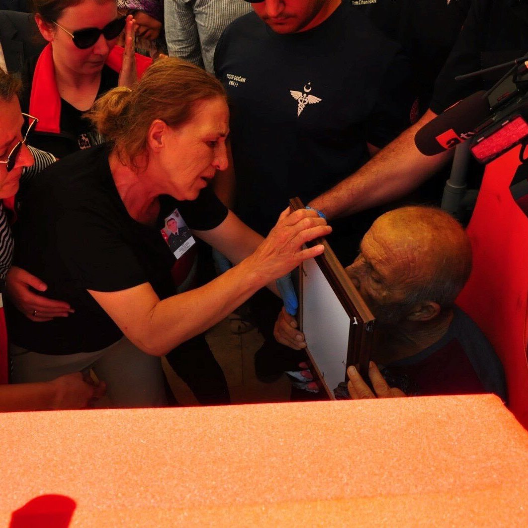 Şehidimiz Fikret Mangura'nın kanser tedavisi gören emekli polis babası, cenaze törenine sedyeyle katıldı.