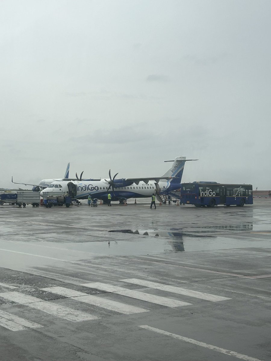 Adityab_77's tweet image. VICTOR TANGO-INDIA X-RAY WHISKEY (VT-IXW🇮🇳, ATR 72-600) of @IndiGo6E a few days ago from IXE-BLR on a nice windy &amp;amp; rainy day. ATR after a while, one really misses the raw sounds &amp;amp; experiences of a turboprop😁.