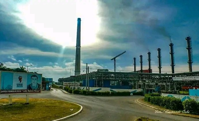 #FeltonUno en proceso de apagado para mantenimiento en caldera. Los trabajos estarán concentrados en los Calentadores de aire regenerativo y deben ejecutarse en cerca de 36 horas.  
La #UNE prevé 1530 MW de afectaciones para el horario pico de este martes. #CubaHoy #Holguín