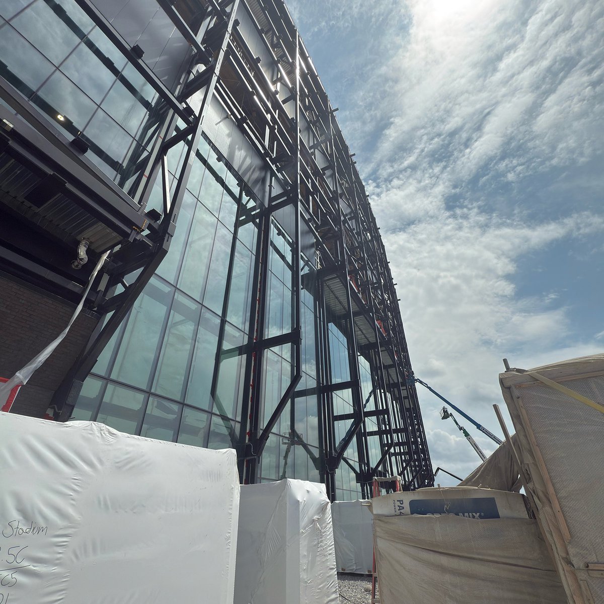 PeteGuelli's tweet image. One day closer to kick off in our new home! #BillsMafia
New Highmark Stadium is looking better by the day: bufbills.co/3ZYtiEt