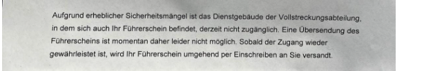 #Berlin kapituliert! Berliner Justizgebäude so marode, dass Führerscheine derzeit nicht mehr ausgegeben werden können – und keiner übernimmt Verantwortung! 

Danke Kai #Wegner (CDU). Sowas schafft nicht jeder Bürgermeister! 

Der tägliche Wahnsinn hat jetzt Methode. Mir liegt ein
