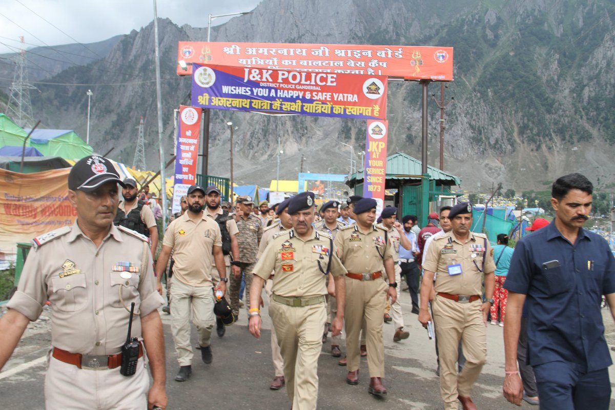 KashmirPolice's tweet photo. DGP J&K Shri Nalin Prabhat alongwith IGP Kashmir, DIG Central Kashmir Range & senior officers conducted #security review of ongoing #yatra along the Baltal axis today. The officers later reviewed the security and pilgrim facilities at #Shadipora, #Manigam and #Baltal Yatra camps. https://t.co/YFJD3l9aD4