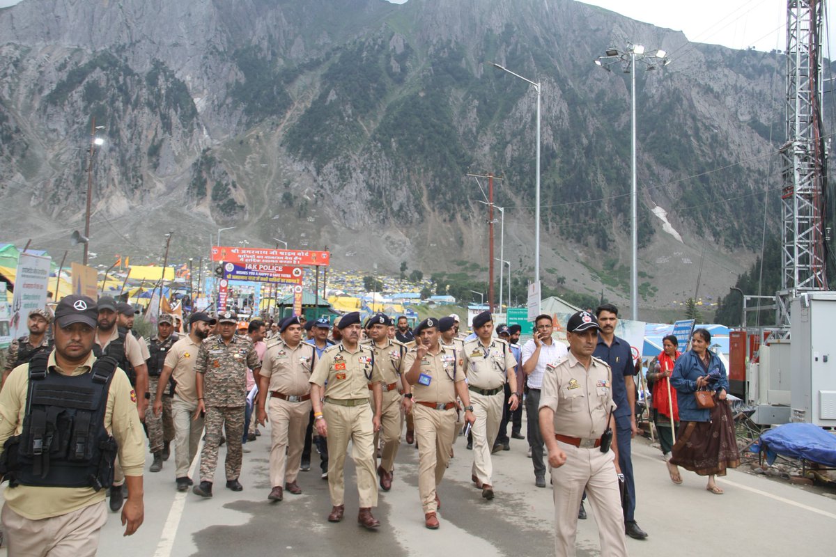 KashmirPolice's tweet photo. DGP J&K Shri Nalin Prabhat alongwith IGP Kashmir, DIG Central Kashmir Range & senior officers conducted #security review of ongoing #yatra along the Baltal axis today. The officers later reviewed the security and pilgrim facilities at #Shadipora, #Manigam and #Baltal Yatra camps. https://t.co/YFJD3l9aD4