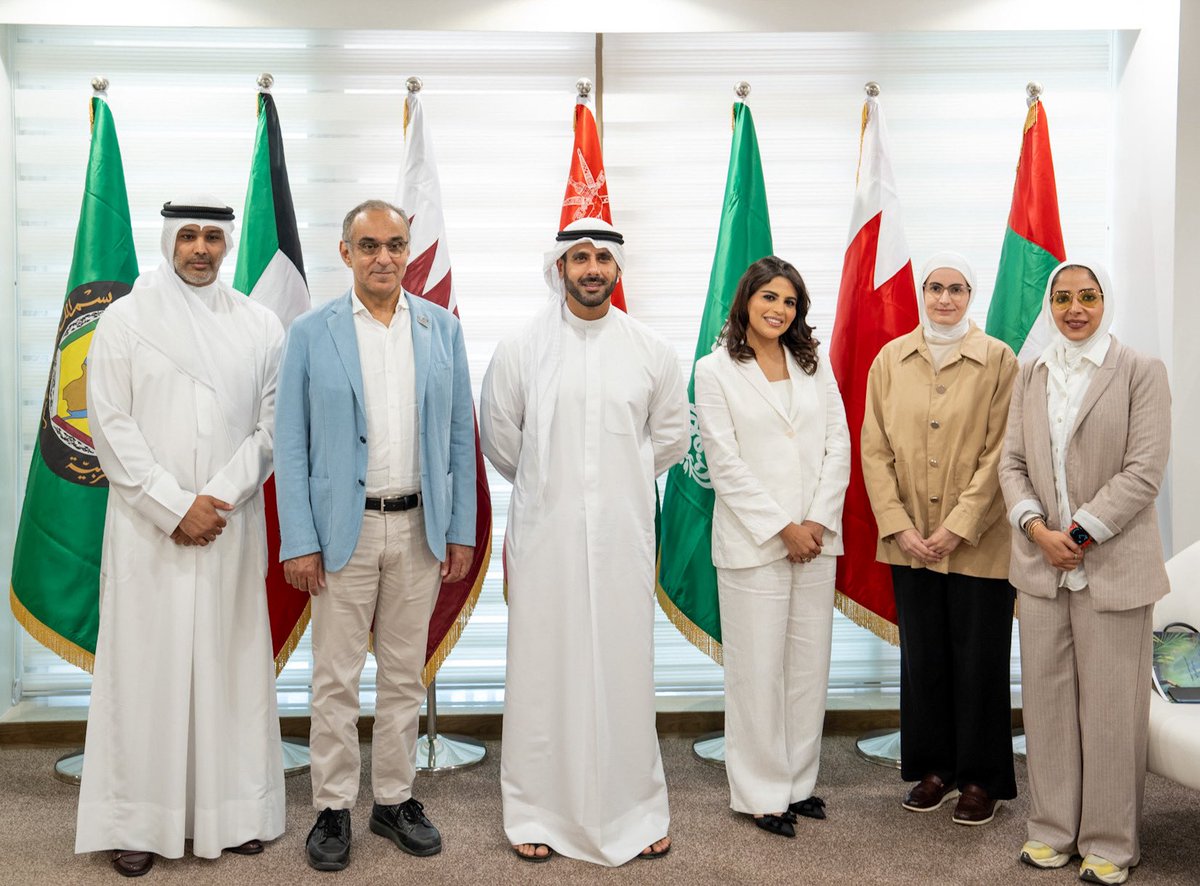 خلال لقاء أُقيم بمقر «المؤسسة» بهدف إثراء المحتوى الإبداعي المُخصَّص للنشء في دول مجلس التعاون

- المدير العام لمؤسسة الإنتاج البرامجي المشترك لمجلس التعاون الشيخ مبارك فهد الجابر الصباح يبحث مع الأمين العام لـ «المجلس الوطني للثقافة» د. محمد الجسار وعدد من المختصين سبل تطوير أدب