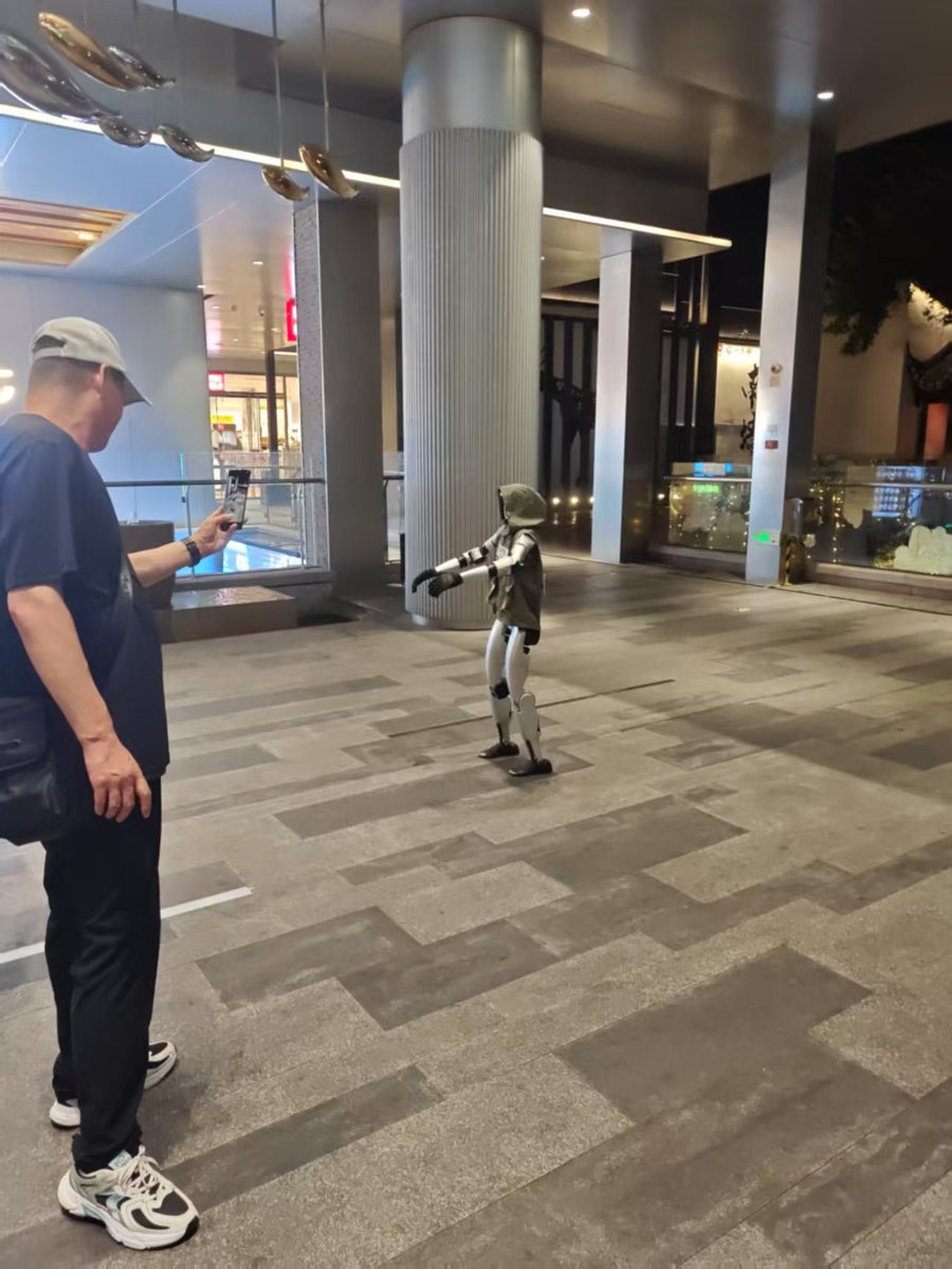 朋友在商场拍到的机器人，有点营养不良😆