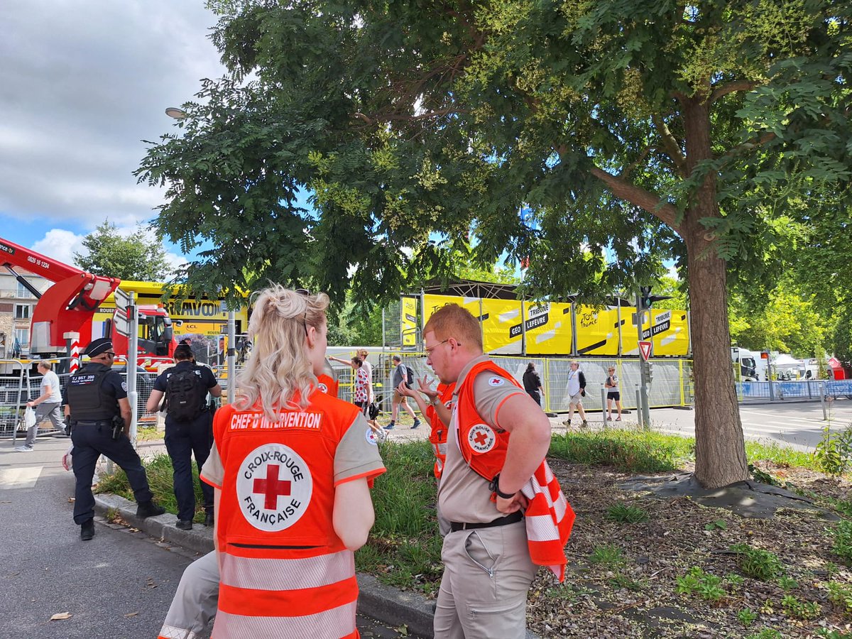 🚴‍♂️💛 Si vous croisez nos bénévoles pendant le #TourDeFrance à Rouen, n'hésitez pas à les interpeller en cas de besoin ou de malaise. Pour toute urgence, composez le 15. Nous sommes en contact permanent avec le SAMU. #Sécurité #Assistance #TDF2025
