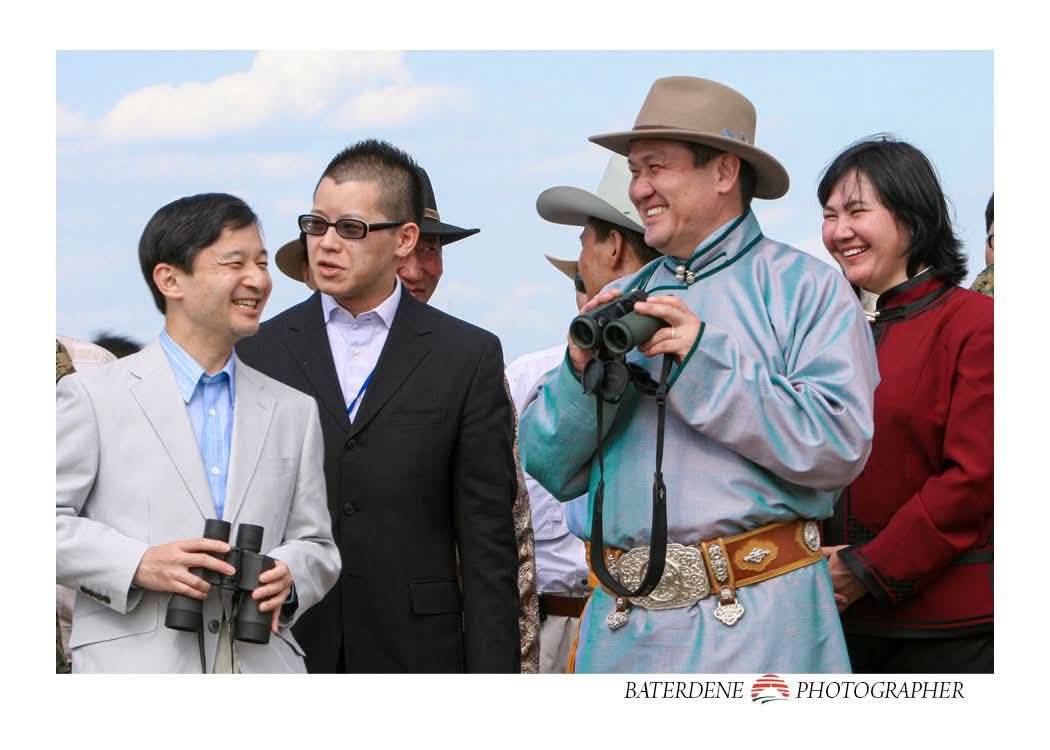 Тэр орчуулагч нь жоохон л таргалчихаж ккк