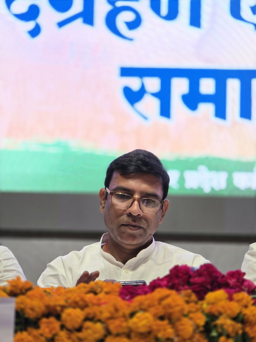 "भगवद गीता में लिखा है"
इंसान उतना ही बड़ा बन सकता है,
जितना बड़ा वह सोच सकता है।
#SelfLove💕