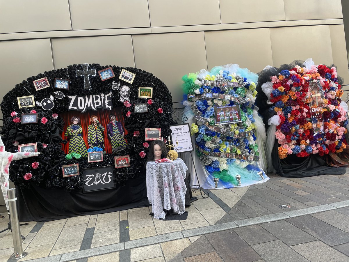【ZOMBIE】
川崎CLUB CITTA'に行ってきた。それぞれの曲に思い出があって、年末や周年、リリースの度に一緒に居てくれたことがこれからはもう無いんだなって帰路について実感が湧いてきてやっぱり寂しいが正直な気持ち。沢山の感染者の皆さんと関係者に見守られながら力強く素晴らしいLASTLIVEだった。
