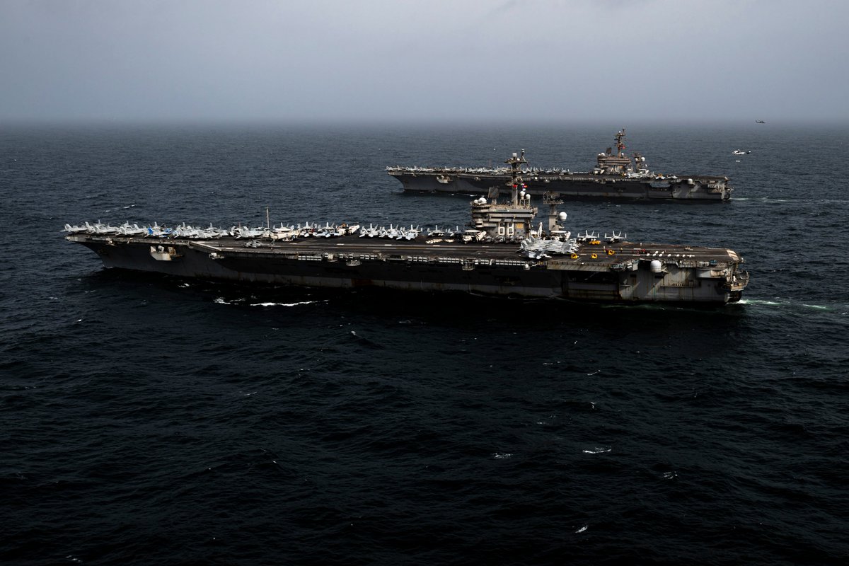 CENTCOMHebrew's tweet image. נושאות המטוסים מסדרת נימיץ USS קרל וינסון (CVN 70) ו-USS נימיץ (CVN 68) פועלות באזור האחריות של פיקוד המרכז של ארה"ב (#CENTCOM).