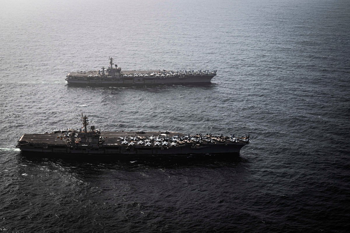 CENTCOMHebrew's tweet image. נושאות המטוסים מסדרת נימיץ USS קרל וינסון (CVN 70) ו-USS נימיץ (CVN 68) פועלות באזור האחריות של פיקוד המרכז של ארה"ב (#CENTCOM).