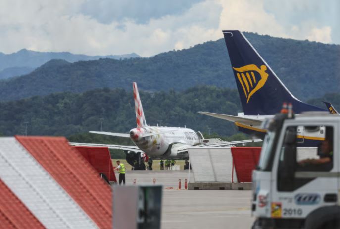 El aeropuerto de Bérgamo, en Italia, cierra temporalmente tras la muerte de un hombre en la pista durante el despegue magazinelatino.com/el-aeropuerto-…