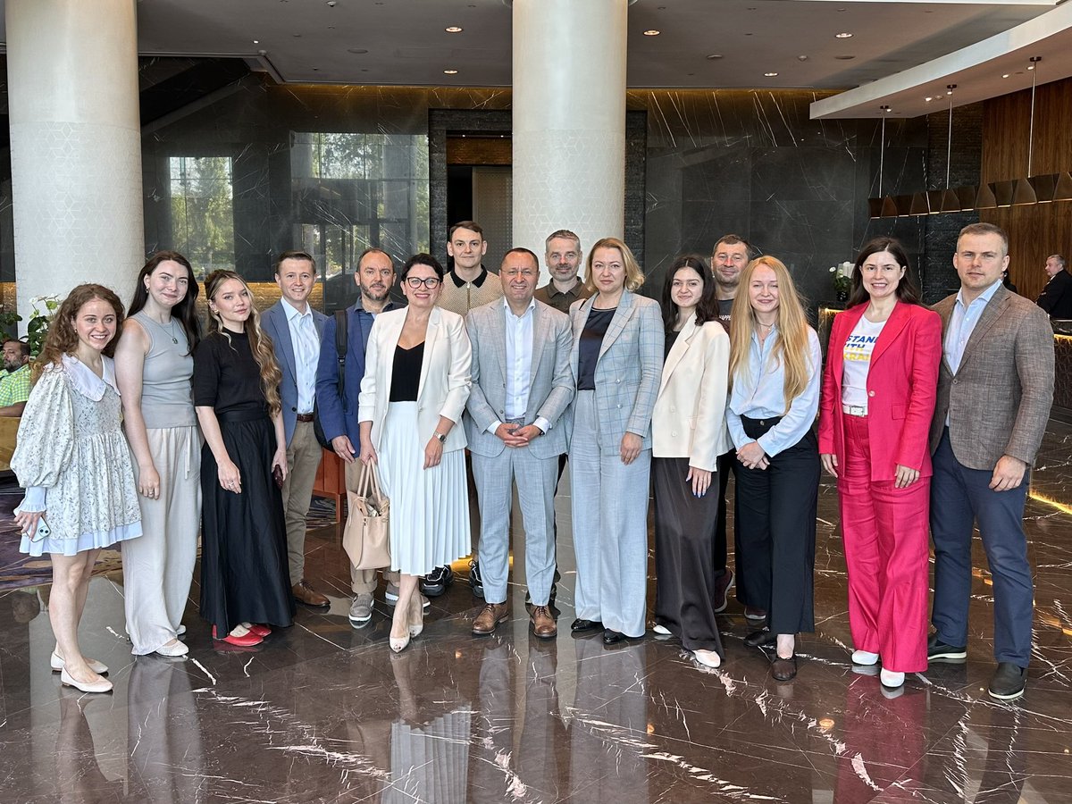 AmbVasyl's tweet image. Back in 2006, as I was graduating from LSE, I realised the importance of bringing together Ukrainian alumni. That’s when I founded the Ukrainian LSE Alumni Association. Over the years, we’ve organised talks, networking sessions, roundtables, and more to strengthen our community.…