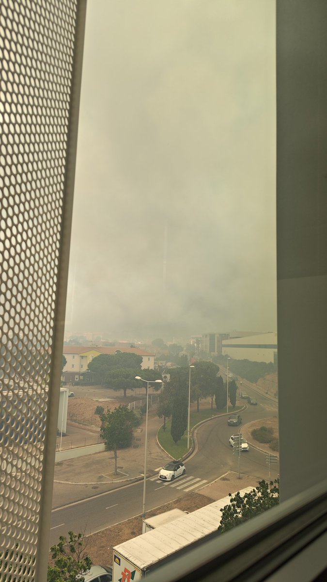 bmery5's tweet photo. #Incendie #Marseille la vue depuis L'Estaque https://t.co/oNVJTZ25Ip