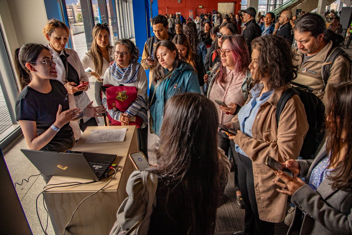 Ambientebogota's tweet photo. ¡Abrimos puertas en @AgoraBogota!
Desde muy temprano, emprendedores y MiPymes llegan listos para vivir #MetaDayColombia. 😎
#AquíSíPasa Hoy, Bogotá, mi ciudad, mi casa, se convierte en escenario de formación, innovación y conexiones para el crecimiento. https://t.co/kVdxbCugoQ