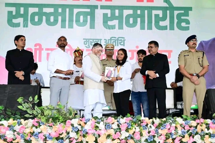 JairamTiger's tweet photo. In the dignified presence of His Excellency the Governor, I honoured 110 talented students of Dumri Vidhansabha with 75% of their three months' salary as per my promise.

Thanks to His Excellency the Governor.
@santoshgangwar
@jhar_governor https://t.co/k1RRTE57OU