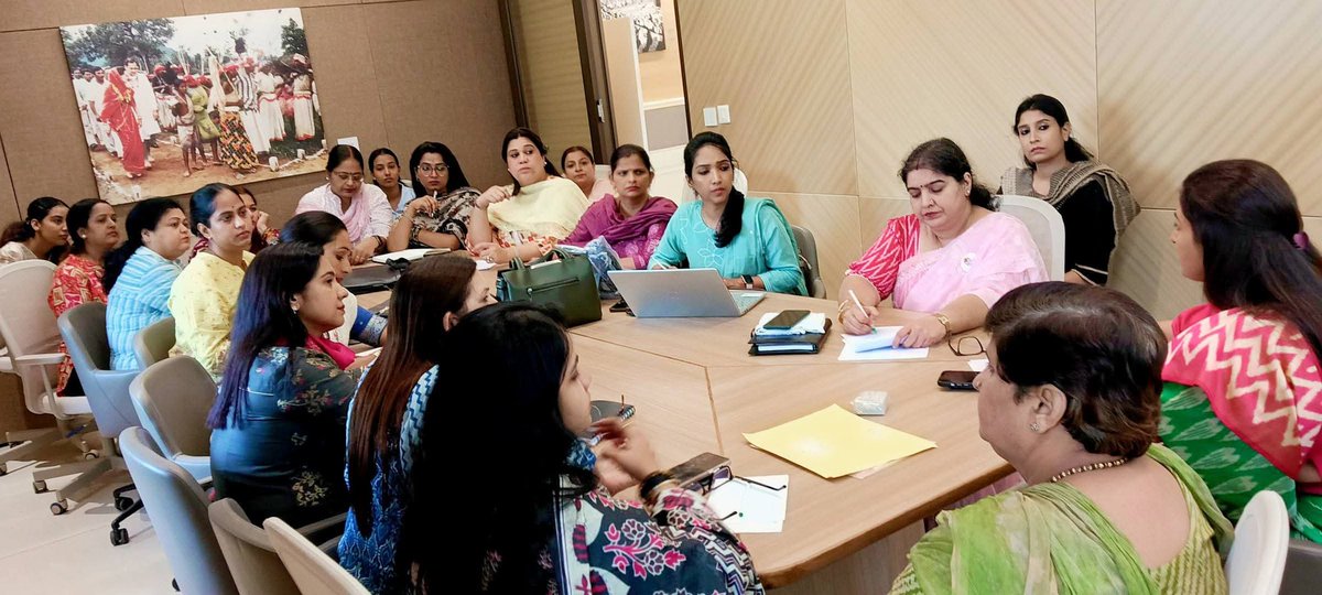 📍इंदिरा भवन, नई दिल्ली

अखिल भारतीय महिला कांग्रेस अध्यक्ष <a href="/LambaAlka/">Alka Lamba 🇮🇳</a> जी ने महिला कांग्रेस के राष्ट्रीय नेतृत्व के साथ बैठक कर प्रियदर्शिनी उड़ान प्रोजेक्ट के विस्तार को लेकर चर्चा की।
<a href="/RahulGandhi/">Rahul Gandhi</a> <a href="/priyankagandhi/">Priyanka Gandhi Vadra</a> <a href="/devendrayadvinc/">Devender Yadav</a>