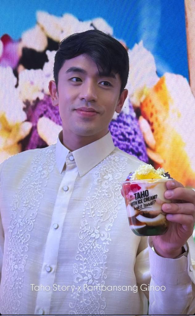barda_elites's tweet photo. Ginoong Fidel, ikaw ba iyan? 😍

David Licauco is the new face of Taho Story— sealed and signed earlier today.

Pambansang Ginoo for Pambansang dessert? Perfecto!

Congratulations, David! 🎉👏

#DavidLicauco #TahoStory 
📸 ctto. https://t.co/vbPDrdRX5n