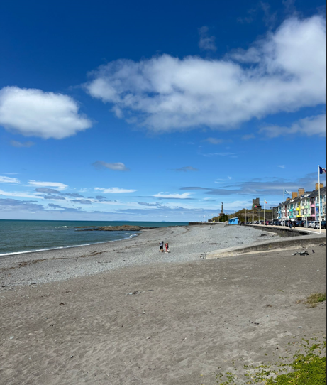 StraUponAvonSch's tweet image. Our Y12 biologists have arrived safely in Aberystwyth and have headed straight out to sample the rocky shore. Glorious day for fieldwork on the beach #SuASEnthuse