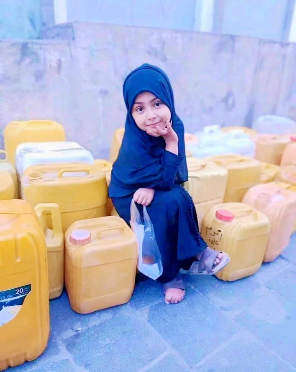 ما اللطفها ومااجمل ملامحها🥹🥹
انها الطفولة في تعز 
حسبنا الله ونعمه الوكيل
 
الله يصعب عليه سكرات الموت من صعب علينا العيشه بالبلاد يااااارب يااارب👌