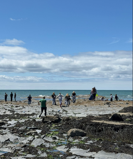 StraUponAvonSch's tweet image. Our Y12 biologists have arrived safely in Aberystwyth and have headed straight out to sample the rocky shore. Glorious day for fieldwork on the beach #SuASEnthuse