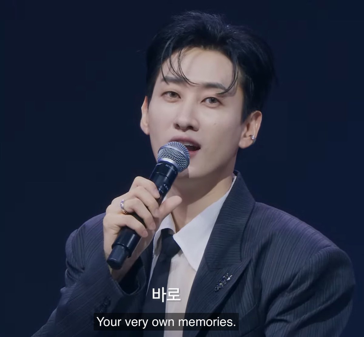 الحين كيف اقدر اركز بالمحتوى وهذا الخلاب هو الأمسي؟!؟!؟!؟