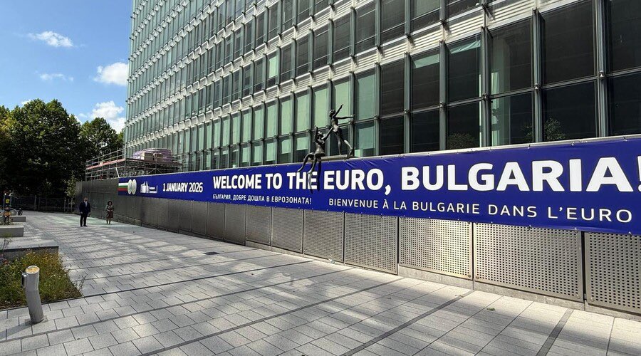 Исторически ден за България и Европейския съюз! 🇧🇬🇪🇺

Днес Съветът на ЕС гласува: от 1 януари 2026 г. България ще бъде 21-вият член на еврозоната.

В условия на глобална несигурност, това е ясен сигнал за доверие, стабилност и по-дълбока интеграция в ядрото на Европа.

#Евро2026