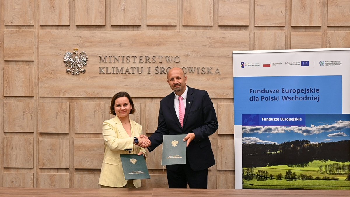 NFOŚiGW (@nfosigw) on Twitter photo 🟦 5,3 mln zł na działania adaptacyjne dla Polski Wschodniej 🌿🇵🇱
Ministerstwo Klimatu i Środowiska <a href="/MKiS_GOV_PL/">Ministerstwo Klimatu i Środowiska</a> otrzyma 5,3 mln zł na Wsparcie działań adaptacyjnych w ramach programu Fundusze Europejskie dla Polski Wschodniej 2021-2027.
📝 Umowę podpisali: wiceminister 🟦 5,3 mln zł na działania adaptacyjne dla Polski Wschodniej 🌿🇵🇱
Ministerstwo Klimatu i Środowiska <a href="/MKiS_GOV_PL/">Ministerstwo Klimatu i Środowiska</a> otrzyma 5,3 mln zł na Wsparcie działań adaptacyjnych w ramach programu Fundusze Europejskie dla Polski Wschodniej 2021-2027.
📝 Umowę podpisali: wiceminister