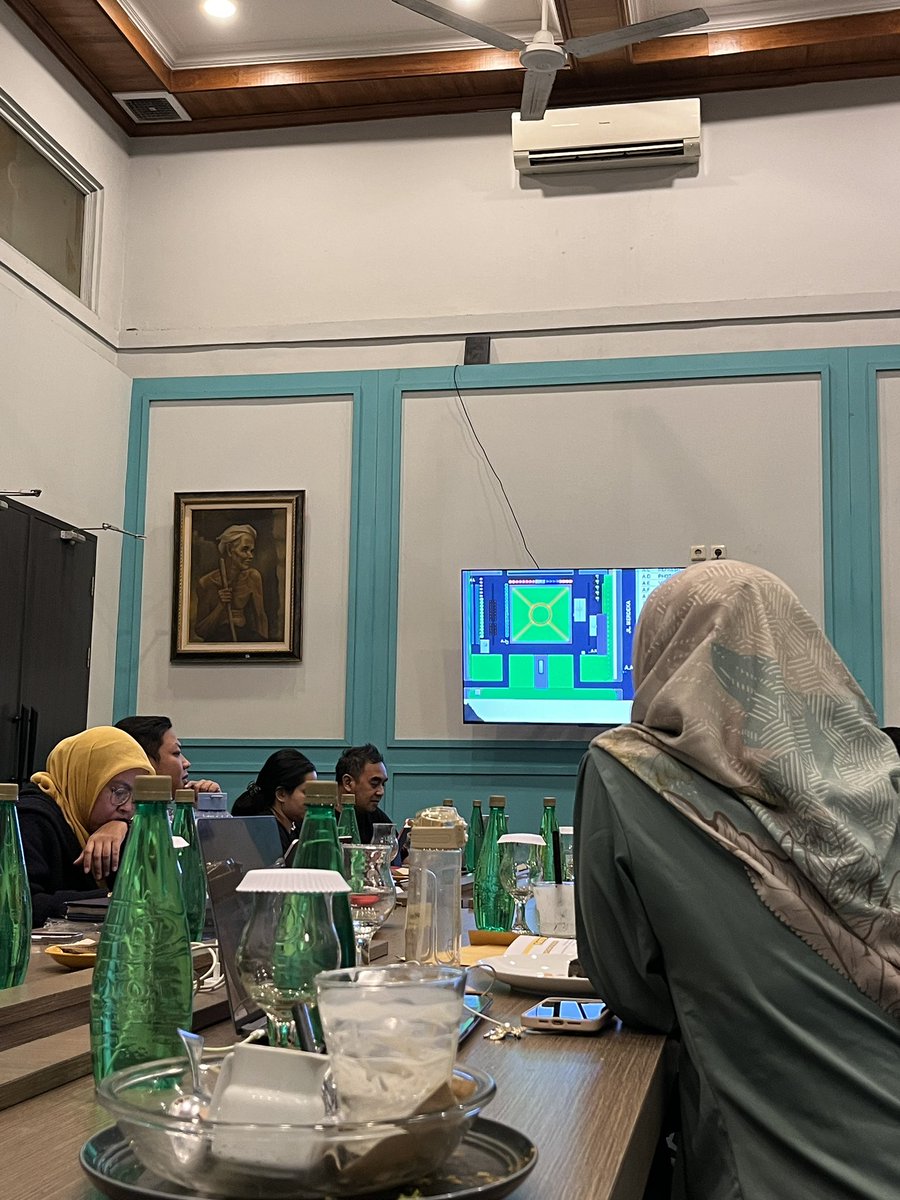 Hari hari menemani bu bos rapat