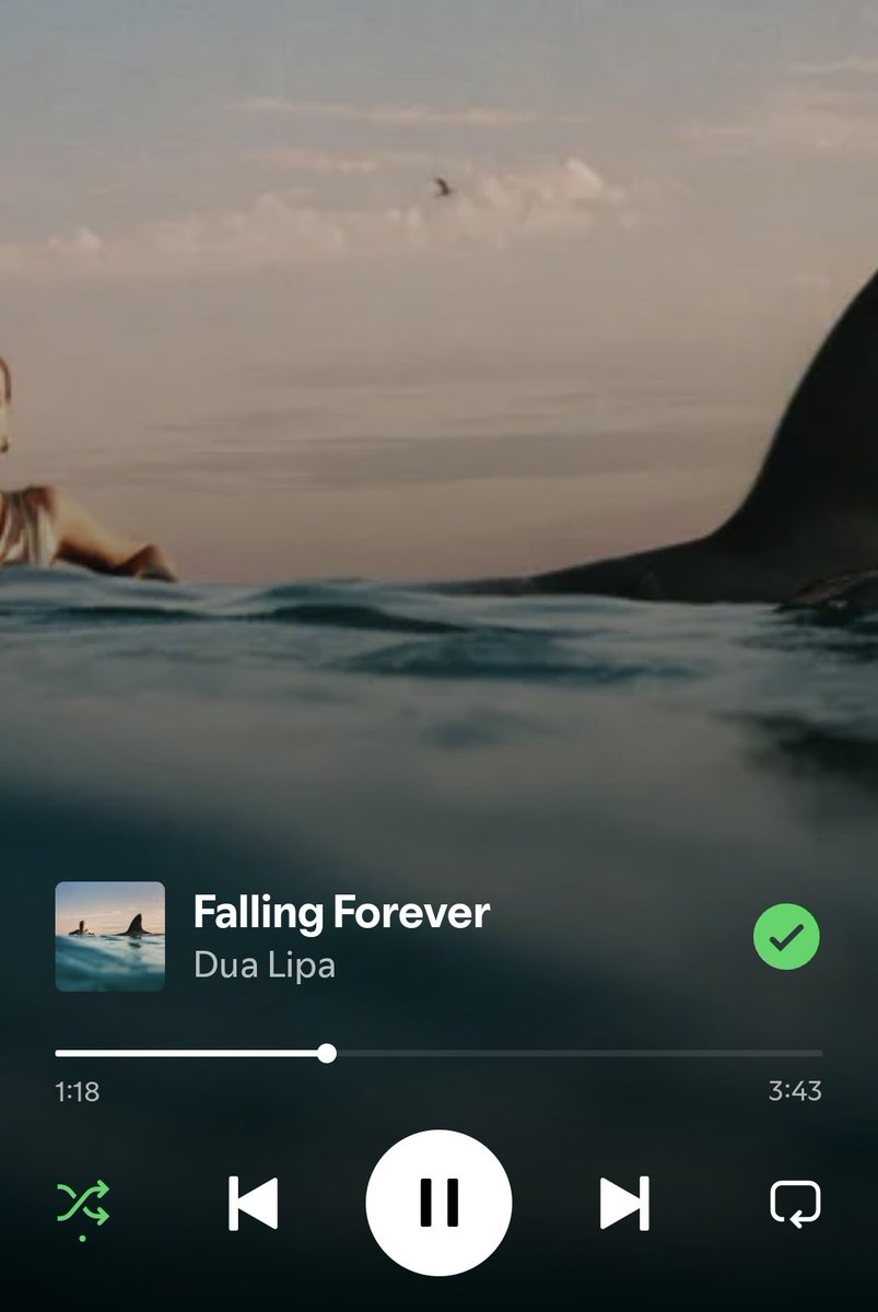 seasonlipatr's tweet image. Me in public                      My earphones