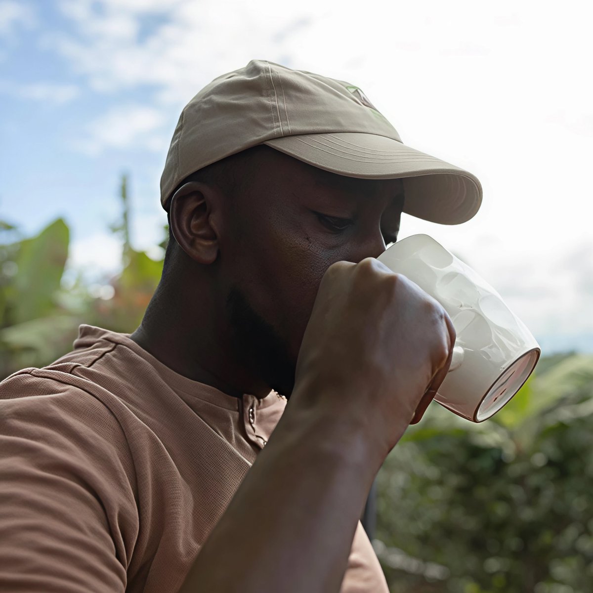 GM 🏔️☀️

From the <a href="/OneMugCoffee/">°M</a> Team 

Deep in the hills of Mt. Elgon, Uganda

These guys never stop ☕️🟧