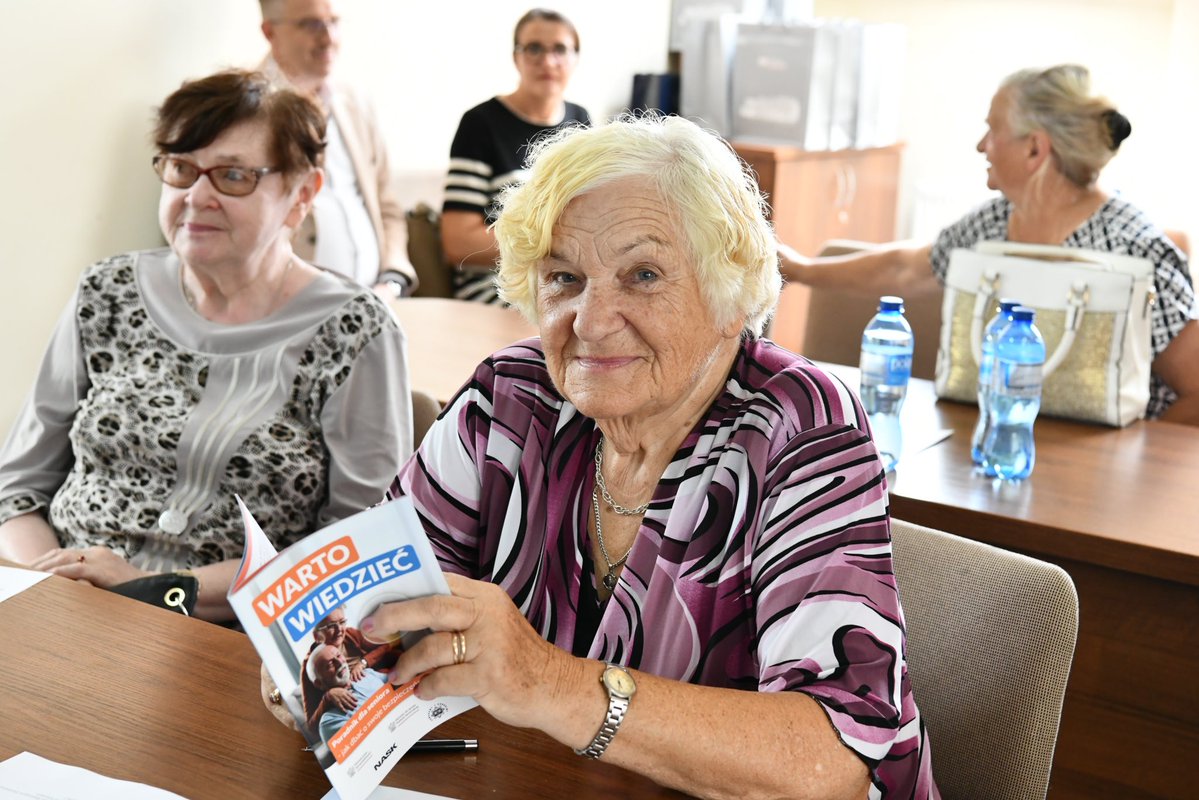 SeniorzyKPRM's tweet image. 📍 Dziś w Smykowie odbyło się spotkanie edukacyjne „Bezpieczny Senior – Świadomy Senior”.
Seniorzy poznali sposoby ochrony mienia, praw konsumenta, zasady bezpiecznego korzystania z Internetu oraz reagowania na przemoc.
Dziękujemy za obecność i zaangażowanie!