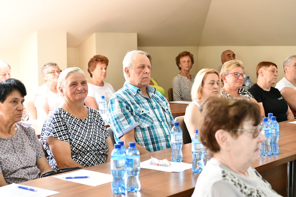 SeniorzyKPRM's tweet image. 📍 Dziś w Smykowie odbyło się spotkanie edukacyjne „Bezpieczny Senior – Świadomy Senior”.
Seniorzy poznali sposoby ochrony mienia, praw konsumenta, zasady bezpiecznego korzystania z Internetu oraz reagowania na przemoc.
Dziękujemy za obecność i zaangażowanie!