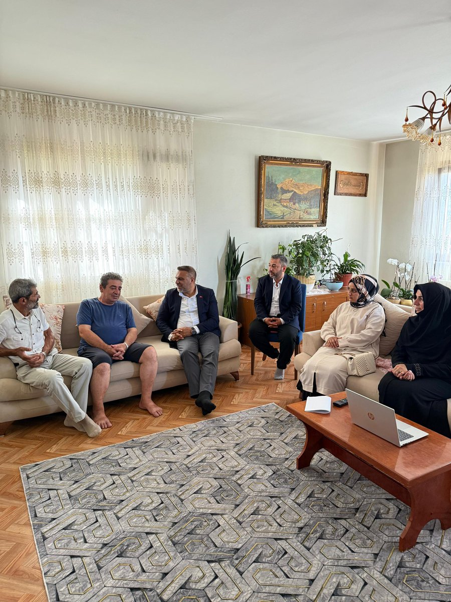 📍Sırasöğütler Mahallesi

Sırasöğütler mahallesi sakinlerimizden Rahatsızlığı bulunan Ali Bürtek’i hanesinde;

İlçe yönetim kurulu üyelerimiz, mahalle başkanımız Ahmet Çakır ve yönetimi ile birlikte ziyaret ederek geçmiş olsun dileklerimizi ilettik.