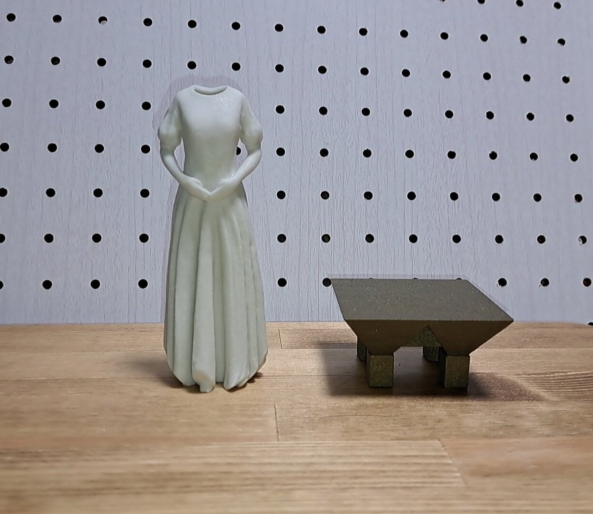 Bottype2's tweet image. AB3Dworksさん（@AB3Dworks）のドライフラワーベースと聖地 

美術品じみたシルエットとインパクトに一目惚れ
いい感じの造花探さなきゃなぁ 

#デザフェス戦利品
#デザフェス