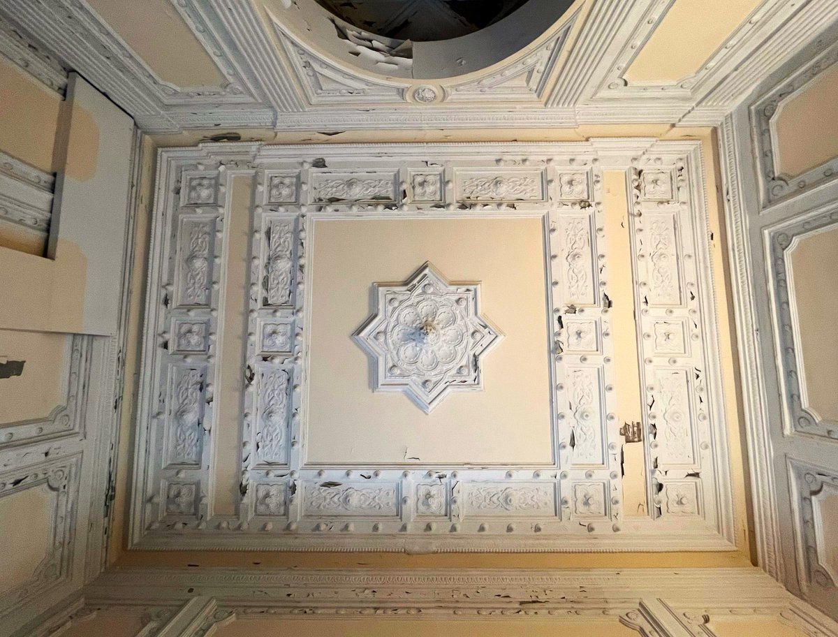 Bcnsingular's tweet image. Aquest vestíbul majestuós en ple #Raval Sud m’ha deixat sense alè (Marquès de Barberà 17)