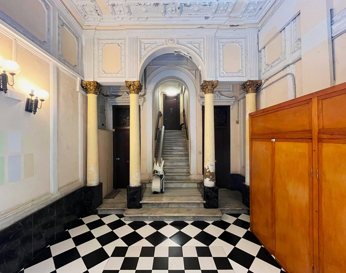 Bcnsingular's tweet image. Aquest vestíbul majestuós en ple #Raval Sud m’ha deixat sense alè (Marquès de Barberà 17)