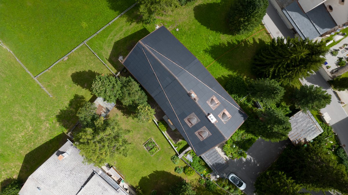 Ein historisches Meisterwerk aus dem 17. Jahrhundert erhält ein PV-Dach. Diese 54 kW PV-Anlage erhöht die Versorgungssicherheit, schafft lokale Arbeitsplätze, reduziert die Energiepreise, verringert die Emissionen als auch die teure, fossile Abhängigkeit und es wird gut.