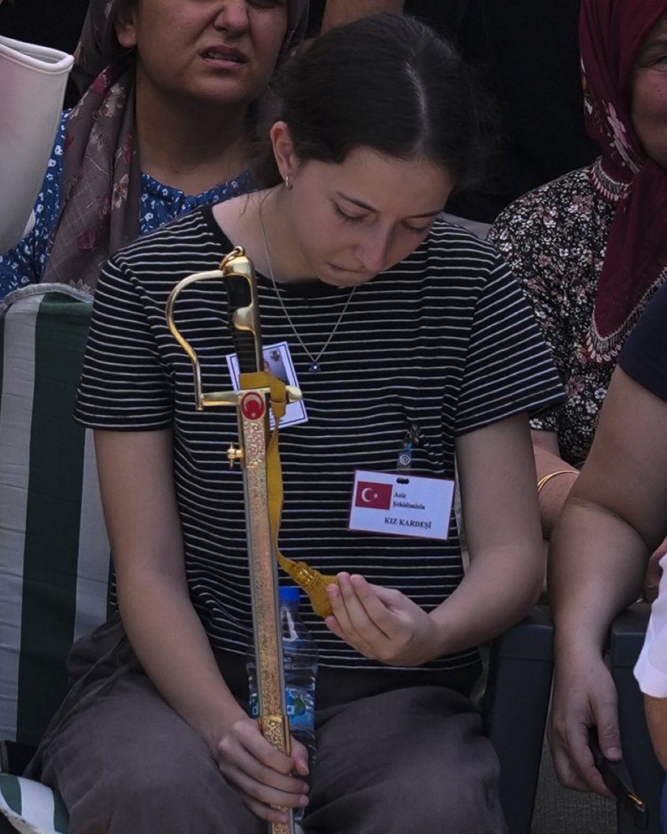 🇹🇷Şehidimizin Harbiye kılıcı, kız kardeşine emanet edildi.