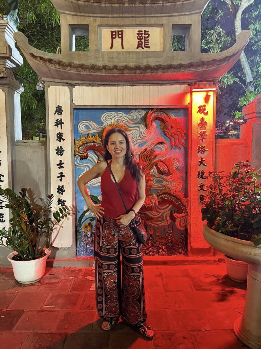 AleidaAzamarA's tweet image. Hanói🇻🇳 es un lugar increíble. Recorrimos avenidas arboladas, templos milenarios y calles que aún conservan la memoria de otras épocas. Desde la Pagoda del Pilar Único, el Templo de la Literatura y los santuarios junto al lago Hoan Kiem, cada sitio guarda una parte de su historia